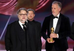 Guillermo del Toro y su globo de oro