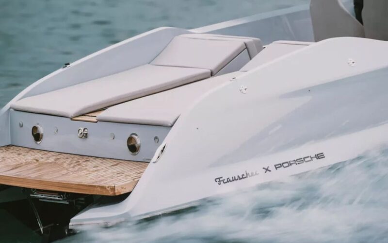 Porche en el mar