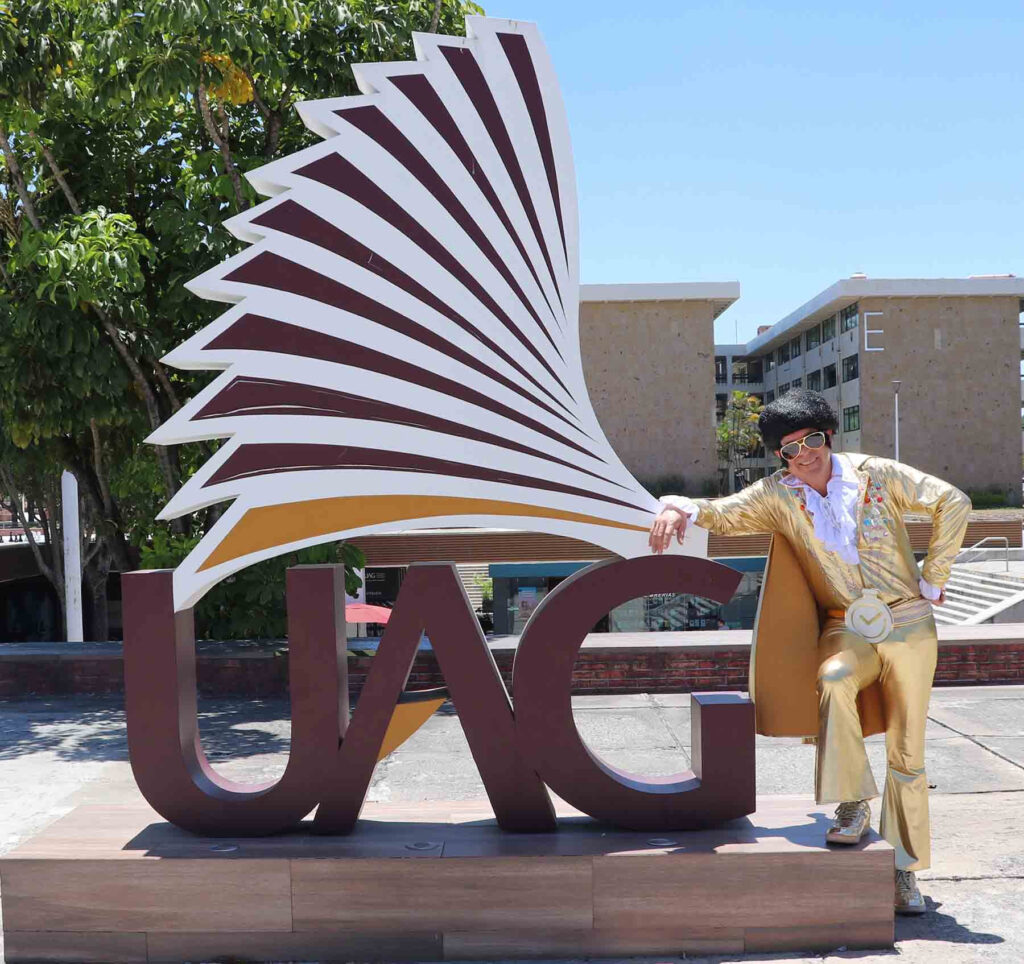 El Doctor Gallegos posa junto a las letras de su universidad