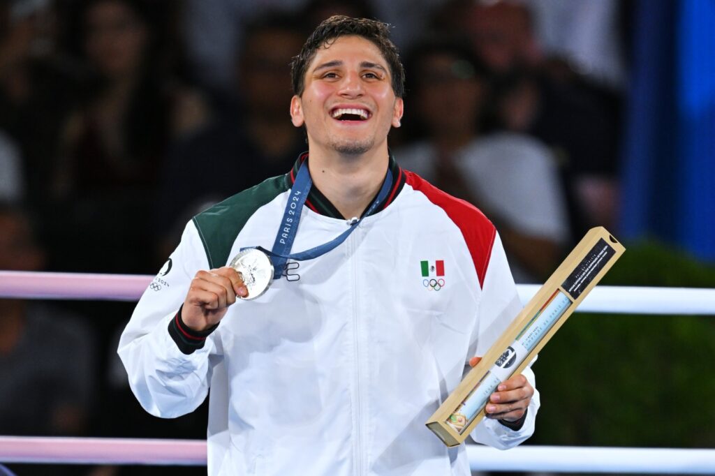 El joven boxeador Marco Verde recibe con una sonrisa su medalla de plata