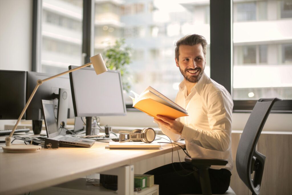 Un colaborador feliz tras su computadora